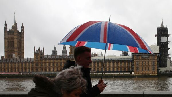 People walk over Westminster Bridge on a rainy day wiht the Houses of Parliament in the background in London, Britain, December 20, 2019. REUTERS/Tom Nicholson NO RESALES. NO ARCHIVES. - Sputnik International