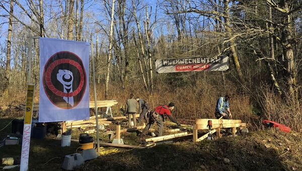 Anti-pipeline activists build a so-called Watch House near Kinder Morgan's tank farm in Burnaby, British Columbia - Sputnik International