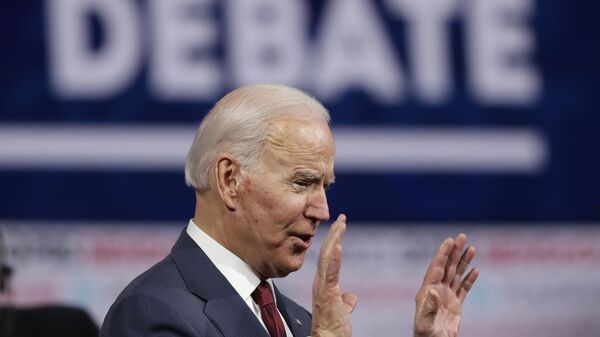 Democratic presidential candidate former Vice President Joe Biden waves to the crowd after a Democratic presidential primary debate Thursday, Dec. 19, 2019, in Los Angeles. - Sputnik International