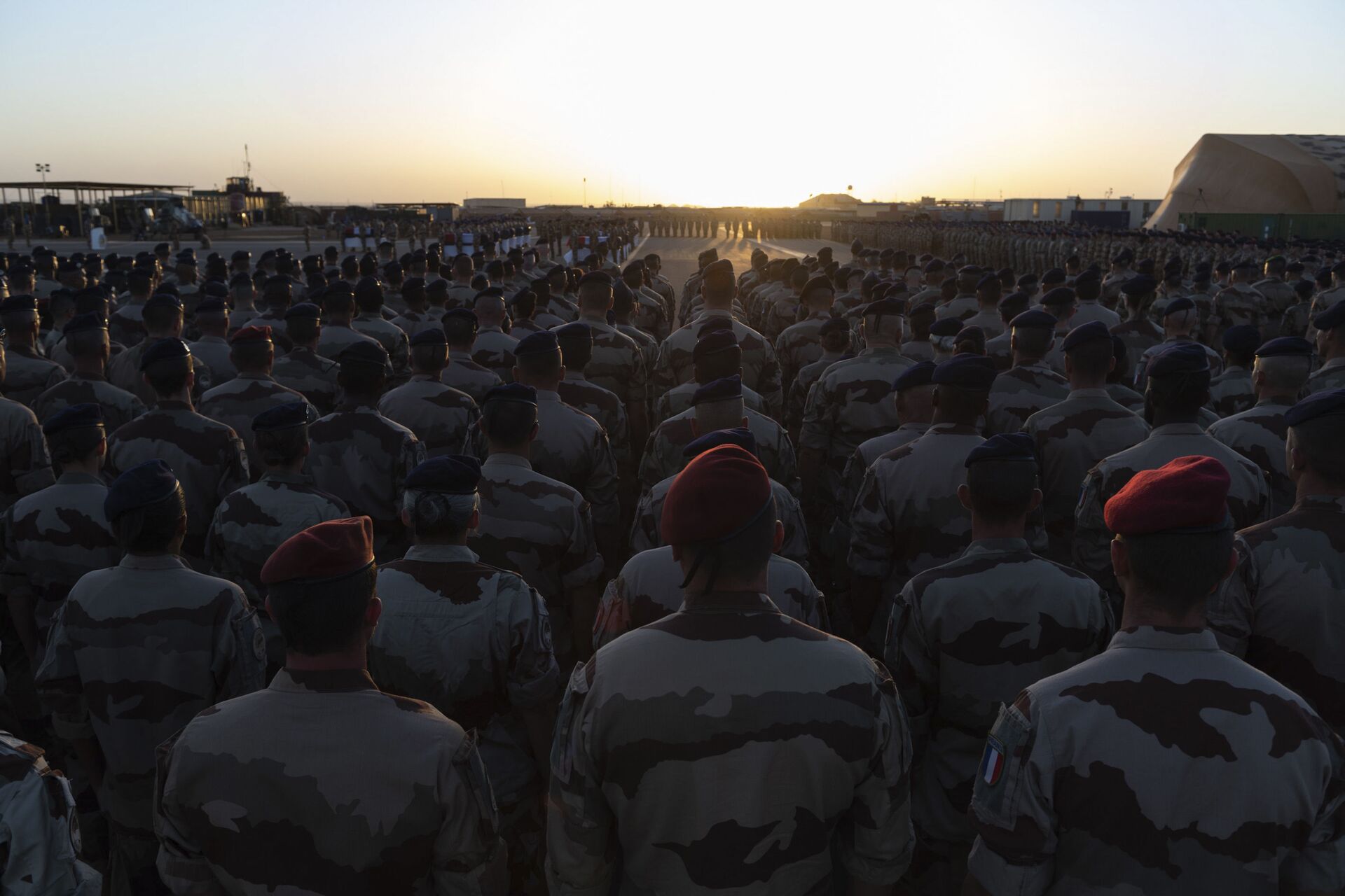 In this Saturday, Nov. 30, 2019 photo provided by French Defense Communication and Audiovisual Department (ECPAD), French soldiers attend a ceremony before loading the coffins of the 13 French soldiers into a military plane, in Gao, Mali. France will pay Monday a national homage for the 13 French soldiers killed inan helicopter collision while fighting Islamic State group-linked extremists - Sputnik International, 1920, 17.02.2022