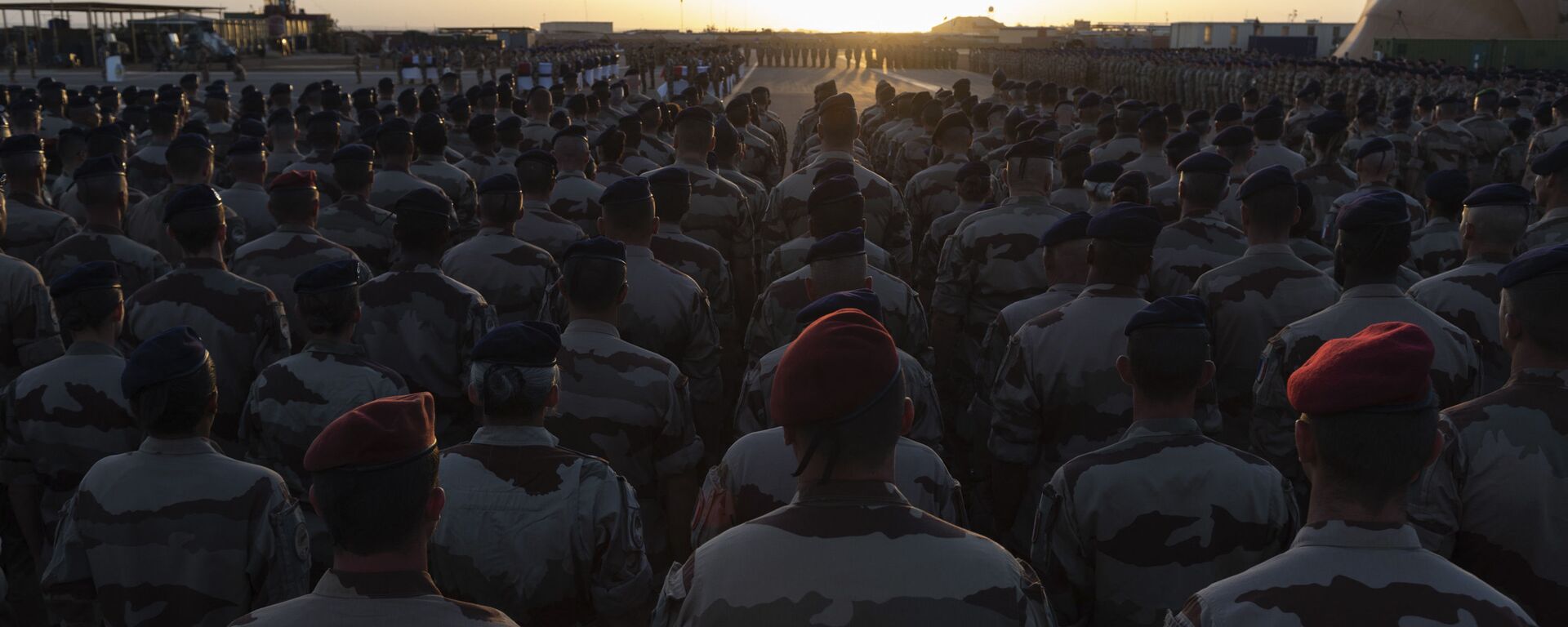 In this Saturday, Nov. 30, 2019 photo provided by French Defense Communication and Audiovisual Department (ECPAD), French soldiers attend a ceremony before loading the coffins of the 13 French soldiers into a military plane, in Gao, Mali. France will pay Monday a national homage for the 13 French soldiers killed inan helicopter collision while fighting Islamic State group-linked extremists - Sputnik International, 1920, 12.03.2024
