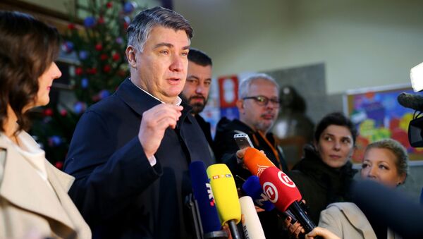 Presidential candidate Zoran Milanovic talks to the media after casting his ballot at a polling station during the presidential election in Zagreb, Croatia December 22, 2019.  - Sputnik International