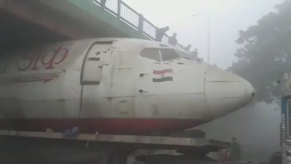 Truck carrying abandoned aircraft gets stuck under bridge in West Bengal - Sputnik International