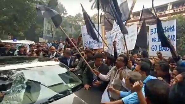 Jadavpur University: Governor Jagdeep Dhankhar mobbed by students, shown black flag - Sputnik International