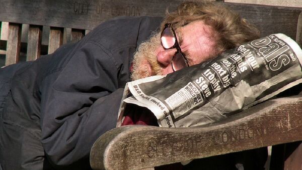A homeless man resting on a bench in the City of London - Sputnik International
