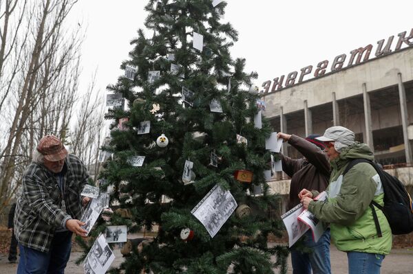 Let it Glow: Abandoned City Near Chernobyl Decorates its First Christmas Tree Since Nuclear Disaster - Sputnik International