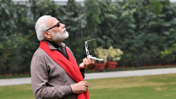 PM Modi watching the Solar Eclipse - Sputnik International