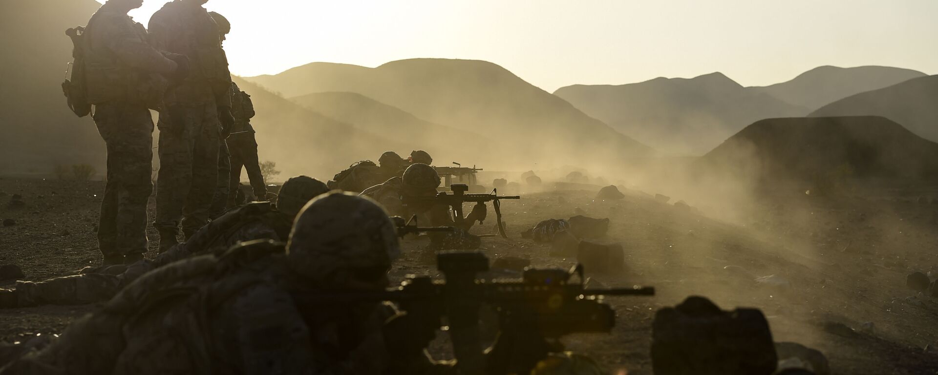 U.S. Army Soldiers with 3rd Platoon, Battle Company, 1-32 Infantry, 1st Brigade Combat Team, 10th Mountain Division, assigned to Combined Joint Task Force Horn of Africa's East African Response Force, conduct a series of team stress shoots and support by fire exercises in Djibouti, Nov. 22, 2017 - Sputnik International, 1920, 30.04.2021