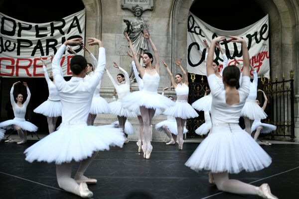 Paris Opera ballet dancers perform outside Opera Garnier in protest against pension reform - Sputnik International