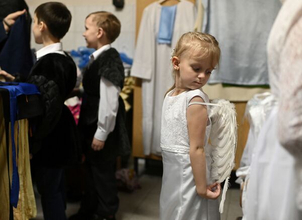 Children prepare backstage before the Christmas-themed performance in a Catholic church in Omsk, Russia  - Sputnik International