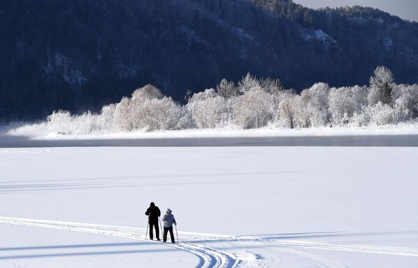 People are skiing along the Yenisei River in Russia's Krasnoyarsk region.  - Sputnik International