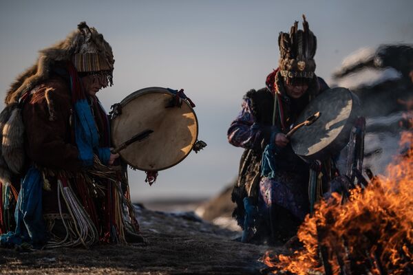 Shamans perform a ritual near the Bolshiye Allaki lake in Russia's Chelyabinsk region - Sputnik International