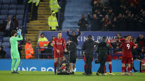 Soccer Football - Premier League - Leicester City v Liverpool - King Power Stadium, Leicester, Britain - December 26, 2019  Liverpool's Virgil van Dijk with the groundman and a lawnmower after the match    - Sputnik International