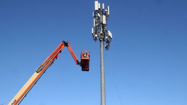 A contract crew from Verizon installs 5G telecommunications equipment on a tower in Orem, Utah, taken 3 December 2019 - Sputnik International