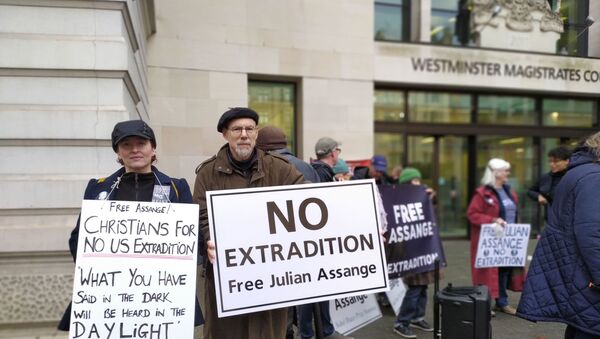Two supporters of Julian Assange outside of the Westminster Magistrates Court 18 December 2019 - Sputnik International