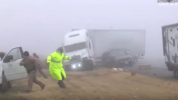Video: Dramatic Footage Shows US State Troopers Barely Dodge Barreling Semi-Truck - Sputnik International