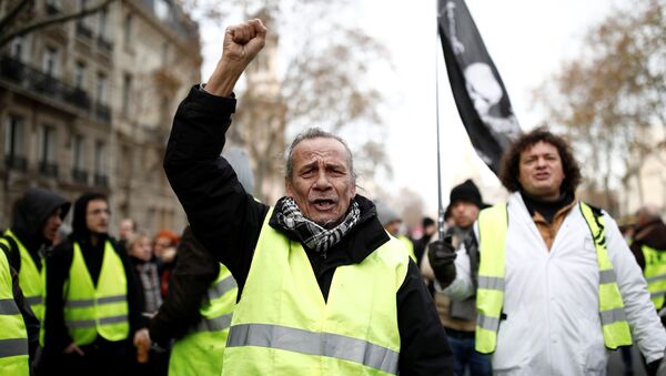 Protestors wearing yellow vests attend a demonstration against French government's pensions reform plans in Paris as part of a second day of national strike and protests in France, December 10, 2019. - Sputnik International