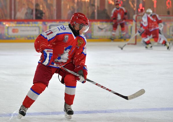 Vladimir Putin Participates in Night Hockey League Friendly Match - Sputnik International