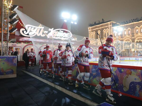 Vladimir Putin Participates in Night Hockey League Friendly Match - Sputnik International