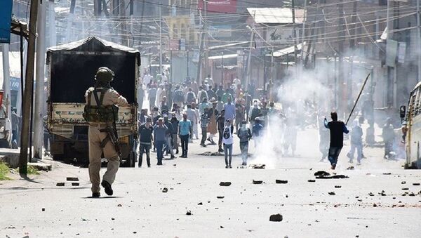 Police in Kashmir confronting violent protestors (File) - Sputnik International