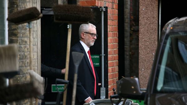 Britain's opposition Labour Party leader Jeremy Corbyn leaves Islington Town Hall through the backdoor after a meeting following the results of the general election in London, Britain, December 13, 2019 - Sputnik International