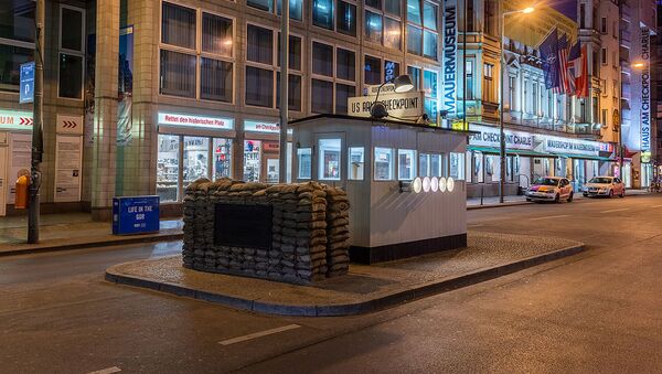 Checkpoint Charlie, Berlín, Alemania - Sputnik International
