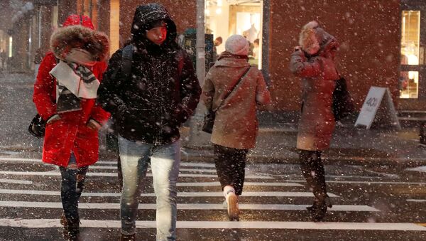 People walk during snow squalls in New York City - Sputnik International