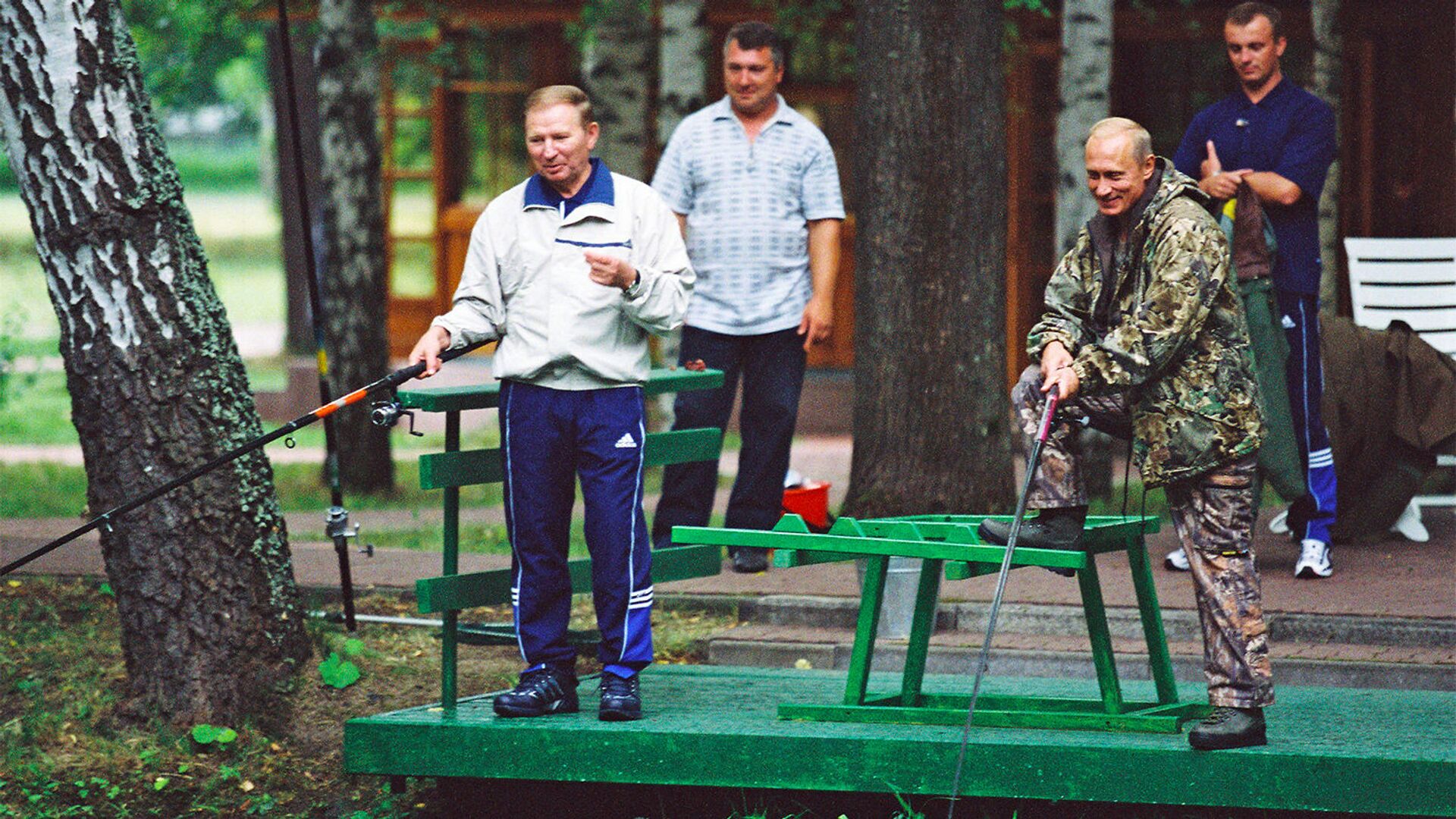 Vladimir Putin, fishing with Ukrainian President Leonid Kuchma in 2002 - Sputnik International, 1920, 27.01.2022
