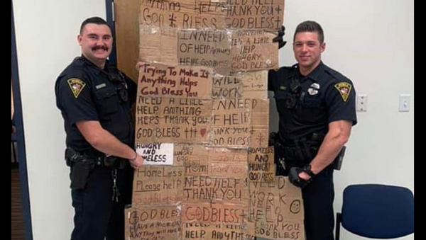 Mobile Alabama Police Department officers seen holding homeless quilt made out of signs confiscated from panhandlers  - Sputnik International