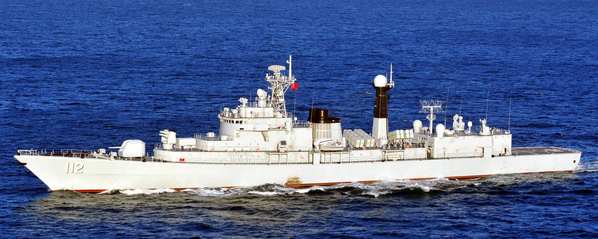The Type 052 guided-missile destroyer Harbin (Hull 112) attached to a destroyer flotilla with the North China Sea Fleet under the PLA Navy steams in waters off the Yellow Sea during a maritime training exercise in mid-January, 2018 - Sputnik International, 1920, 05.08.2025