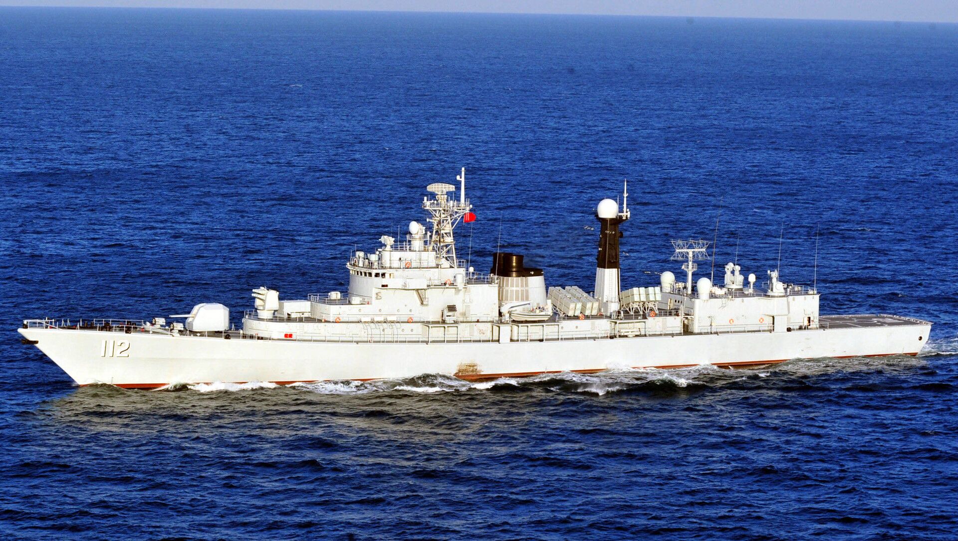 The Type 052 guided-missile destroyer Harbin (Hull 112) attached to a destroyer flotilla with the North China Sea Fleet under the PLA Navy steams in waters off the Yellow Sea during a maritime training exercise in mid-January, 2018 - Sputnik International, 1920, 03.03.2021