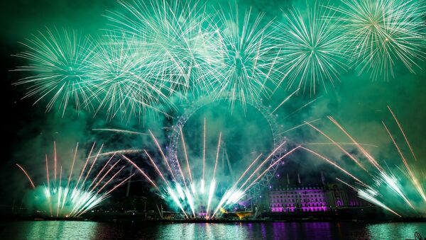 Fireworks explode over the London Eye wheel during New Year celebrations in central London, Britain, January 1, 2020.  - Sputnik International