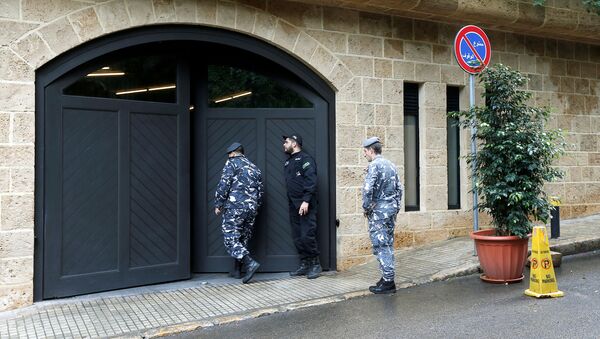 Lebanese police officers are seen at the entrance to the garage of what is believed to be former Nissan boss Carlos Ghosn's house in Beirut - Sputnik International