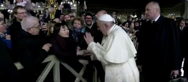 Pope Francis Slaps Woman Who Grabbed Him Pope Francis Slaps Woman Who Grabbed Him - Sputnik International