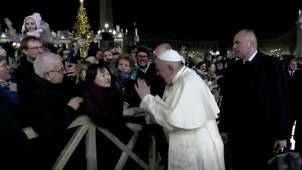Pope Francis Slaps Woman Who Grabbed Him - Sputnik International