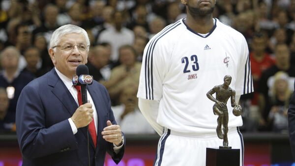 NBA Commissioner David Stern, left, presents the NBA MVP trophy to Cleveland Cavaliers' LeBron James - Sputnik International