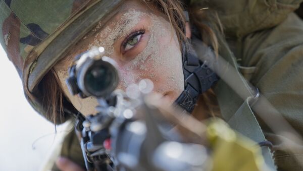 An Israeli female soldier from the mixed-gender Bardalas battalion takes part in a training at a military camp near the northern Israeli city of Yoqne'am Illit on September 13, 2016. - The Bardales battalion began operating in July 2015.  - Sputnik International