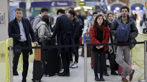 UK Passengers wait at the front of a queue for the next express train to Gatwick Airport - Sputnik International