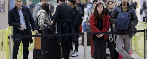 UK Passengers wait at the front of a queue for the next express train to Gatwick Airport - Sputnik International