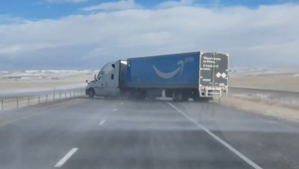 Screenshot: Strong Winds Send Amazon Prime Truck Skidding Across Highway, Smashing Barriers 01.01.2020 - Sputnik International