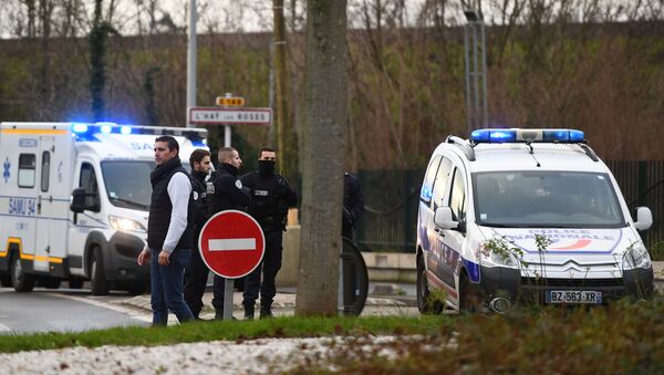 Police stand near a park in the south of Paris' suburban city of Villejuif on January 3, 2020 where police shot dead a knife-wielding man who killed one person and injured at least two others. - The man had attacked several people in a park in Villejuif before he was neutralised, the Paris police department said. Sources close to the investigation told AFP one of the victims had later died. The attacker was shot dead by police in a neighbouring suburb. The attacker's motive has not been made clear. - Sputnik International