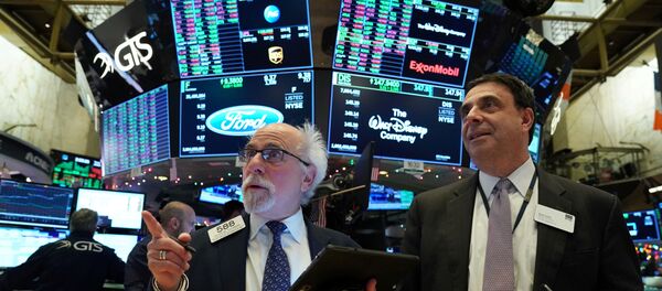Traders work at the New York Stock Exchange (NYSE) in New York, U.S., January 2, 2020 - Sputnik International