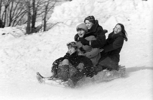 Sleds, Ice Skates and Ice Cream: A Winter Fairy Tale From the USSR - Sputnik International