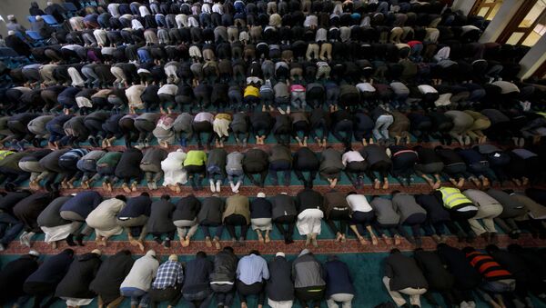 In this Sept. 15, 2015 photo, men take part in prayers at the 7,000 worshipper capacity East London Mosque in east London, the largest mosque in the United Kingdom. - Sputnik International