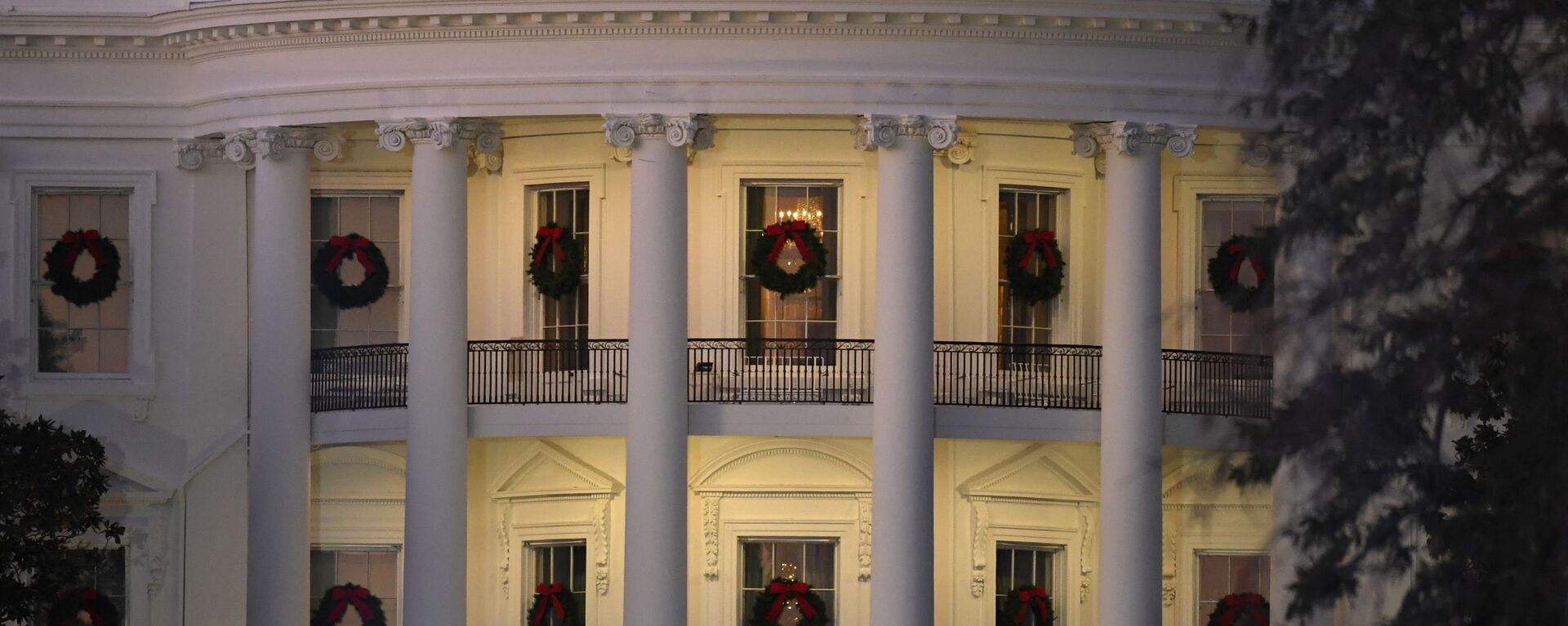 A view of the south side of the White House in Washington, Thursday, Dec. 5, 2019, decorated for Christmas. (AP Photo/Susan Walsh) - Sputnik International, 1920, 06.07.2023