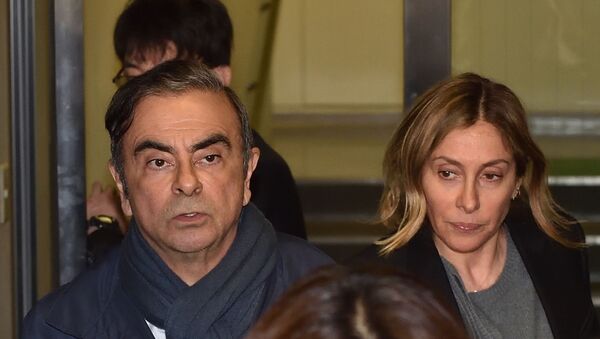 In this file photo taken on April 3, 2019, former Nissan Chairman Carlos Ghosn (L) and his wife Carole (R) leave the office of his lawyer in Tokyo. - Sputnik International