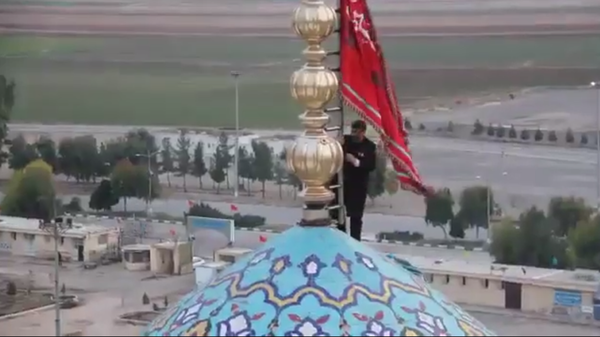 Red Flag of Revenge spotted over Major Shiite Mosque in Qom, Iran. Screenshot from Iranian television. - Sputnik International