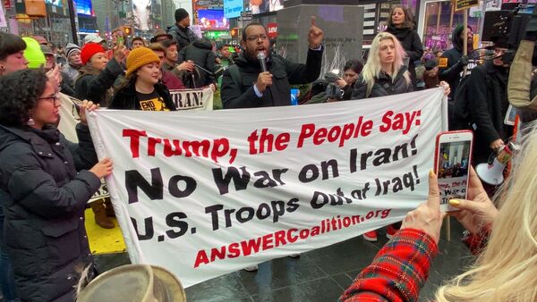 Anti-War Protesters Rally in New York Following Soleimani's Killing - Sputnik International