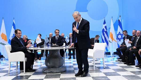 Greek Prime Minister Kyriakos Mitsotakis (C), his Israeli counterpart Benjamin Netanyahu (R) and Cypriot President Nikos Anastasiadis attend the signing of an agreement for the EastMed pipeline project designed to ship gas from the eastern Mediterranean to Europe in Athens on January 2, 2020. - Sputnik International