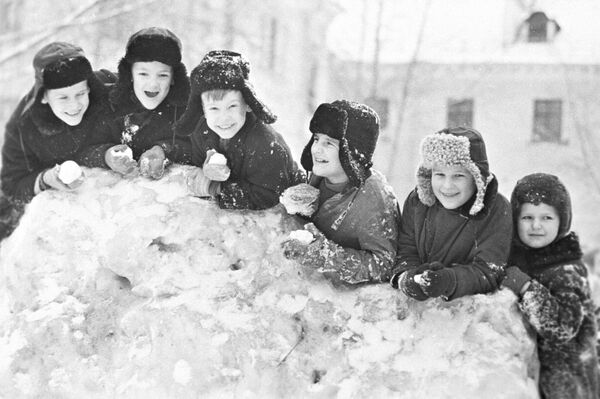 Children play during winter holidays in Cherepovets, 1971 - Sputnik International